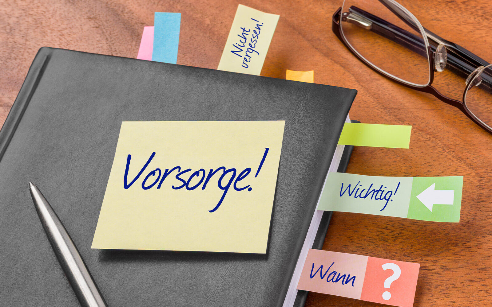 Notizbuch mit verschiedenen Post-its versehen, wo drauf steht „Vorsorge“, „Wichtig“ und „Wann?“