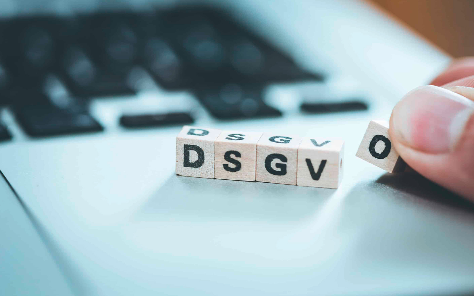 Bedruckte Holzwürfel mit den Buchstaben DSGV