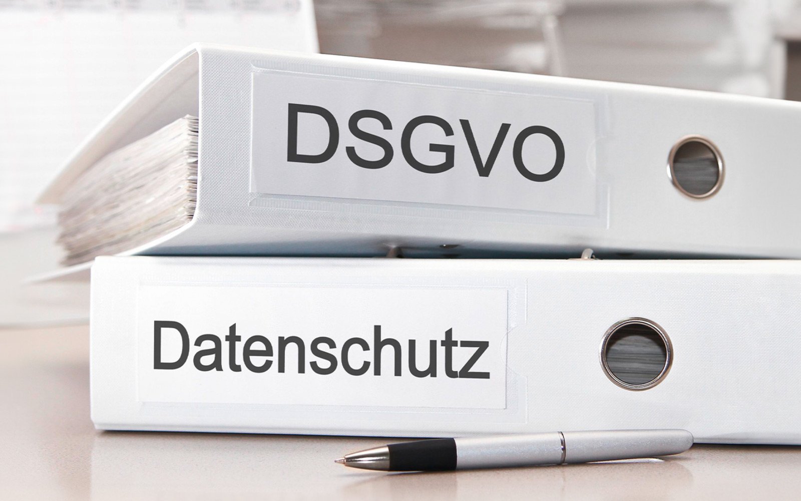 Ordner mit den Aufschriften "DSGVO" und "Datenschutz"