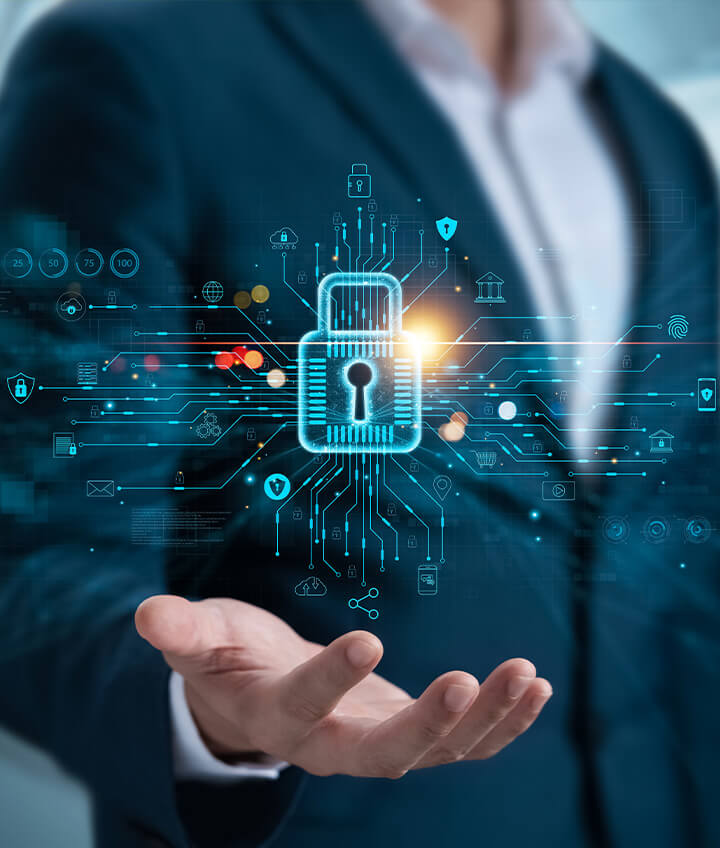 Geschäftsmann, der ein Symbol in Form eines holografischen digitalen Schlosses in der Hand hält, das für Cybersicherheit und Datenschutztechnologie steht.